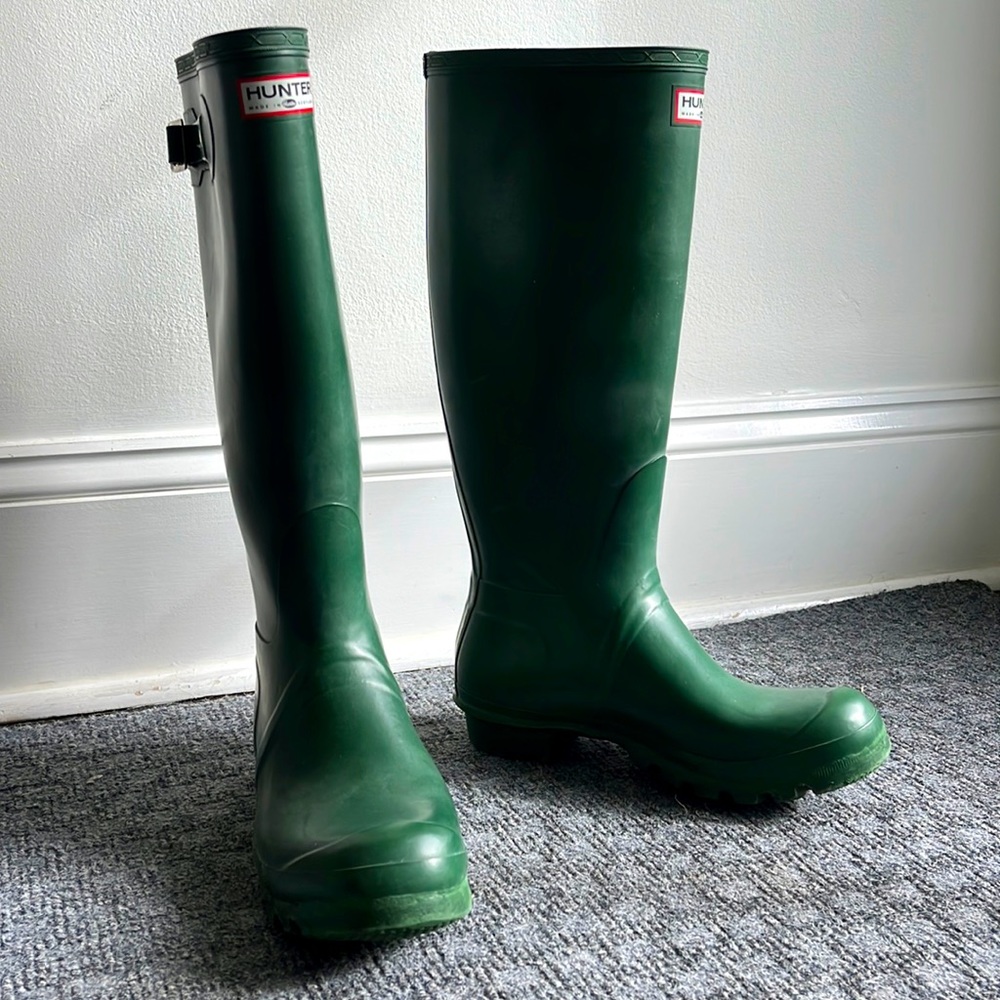 Hunter rain boot size 9 green